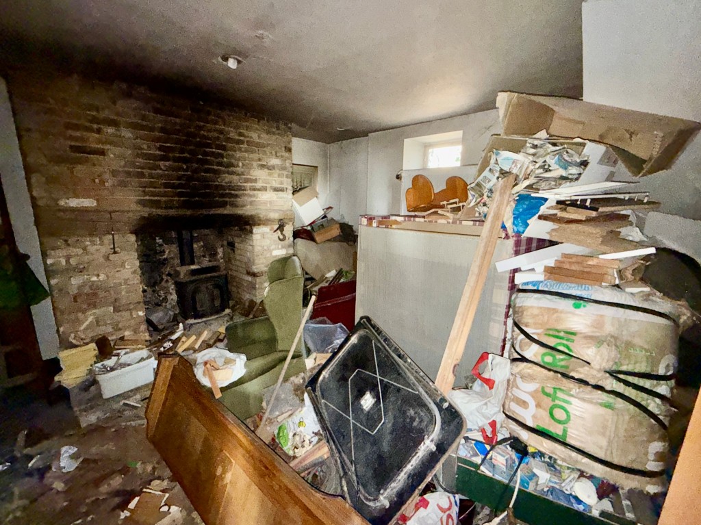 Lot: 41 - LARGE HOUSE AND FIVE GARAGES WITH POTENTIAL - Dining room